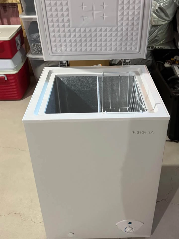 Insignia 3.5 Cu. Ft. Garage Ready Chest Freezer - photo 3