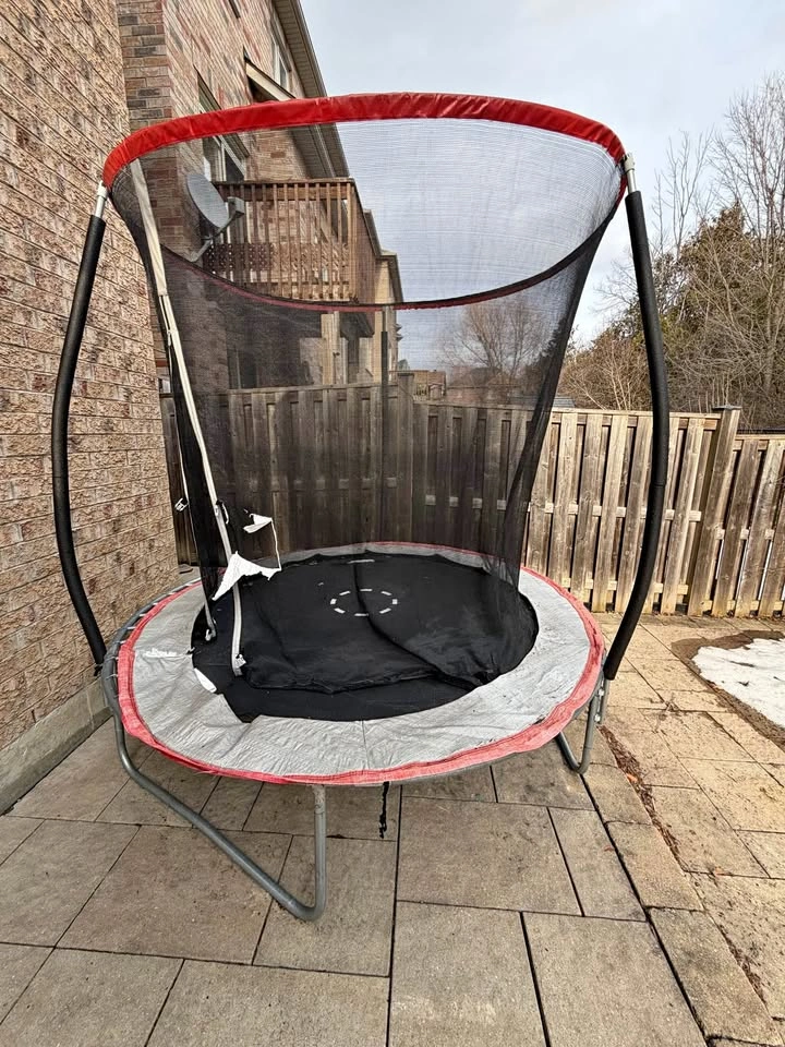 8ft Round Trampoline w/ Enclosure