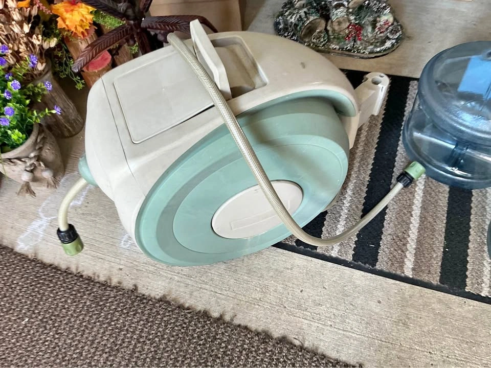 RETRACTABLE GARDEN HOSE REEL
