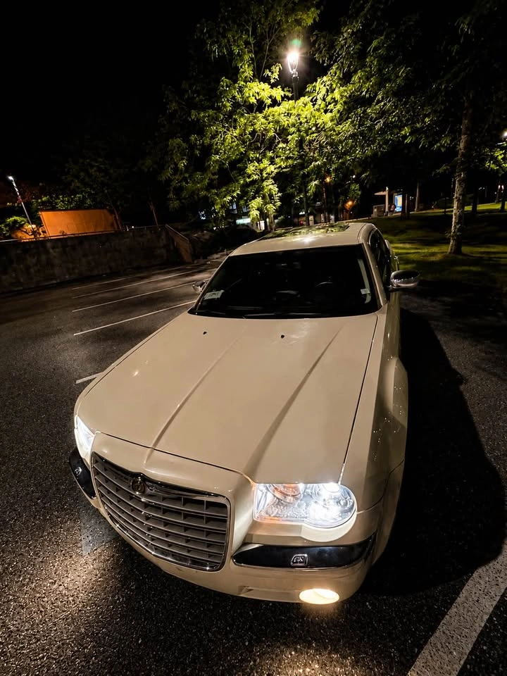2005 Chrysler 300 - photo 2