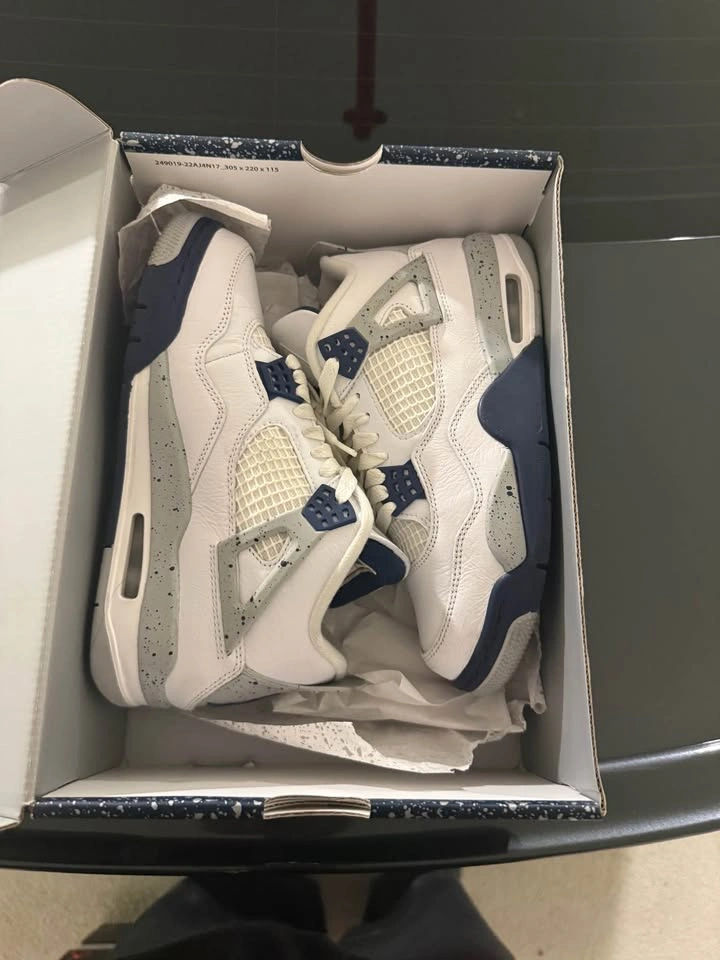 Jordan 4 Midnight Navy (Women’s 6.5)