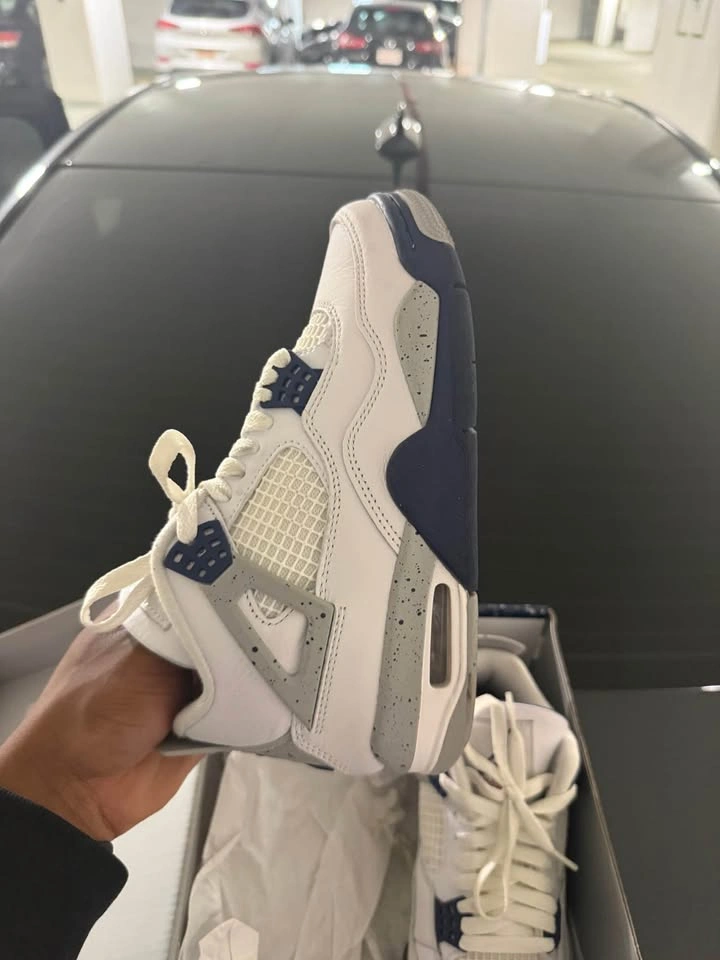 Jordan 4 Midnight Navy (Women’s 6.5) - photo 2