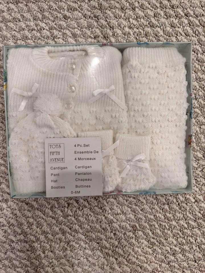 Brand New Tots Fifth Avenue 4 Piece Knit Baby Set 0-6 months