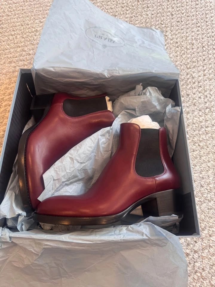 Brand New in Box Prada Calzature Donna Red Boots size 38 - photo 2