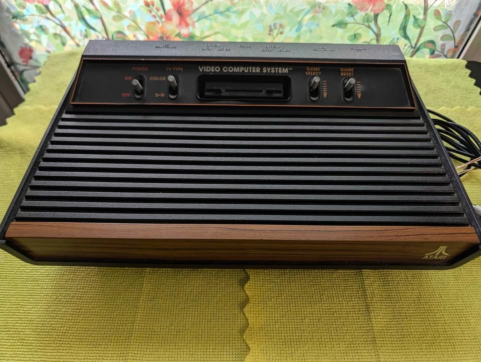 Atari 2600 Console 4-Switch Woodgrain Bundle - photo 3