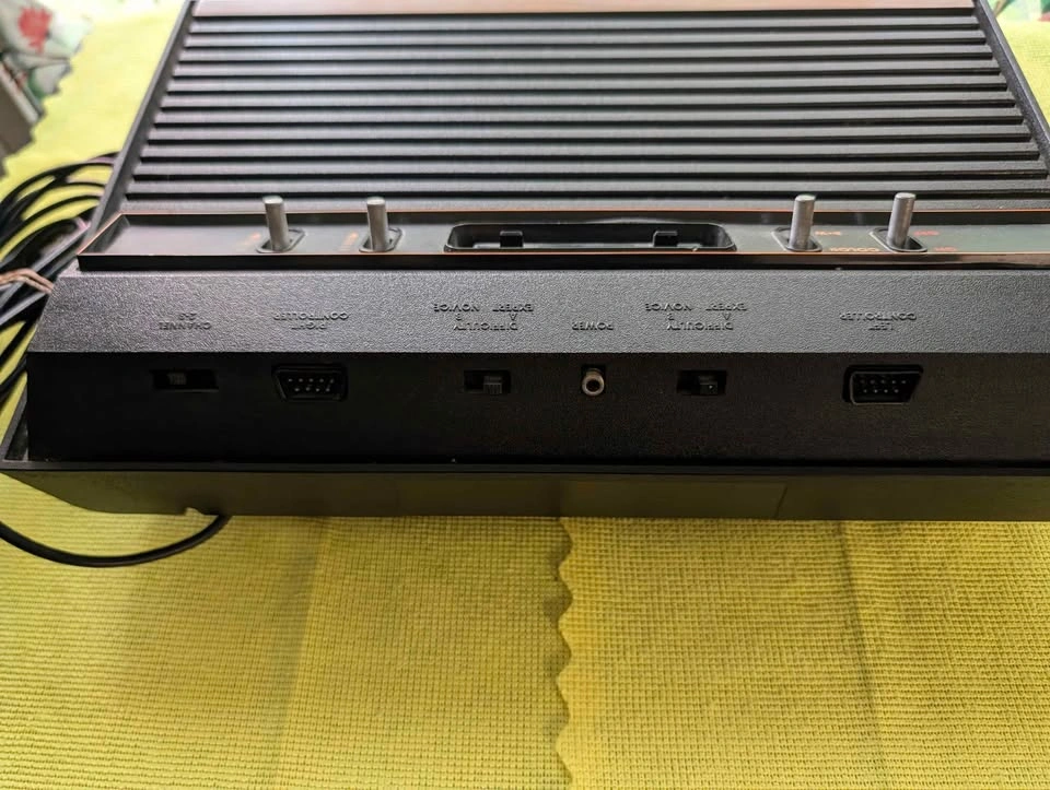 Atari 2600 Console 4-Switch Woodgrain Bundle - photo 4