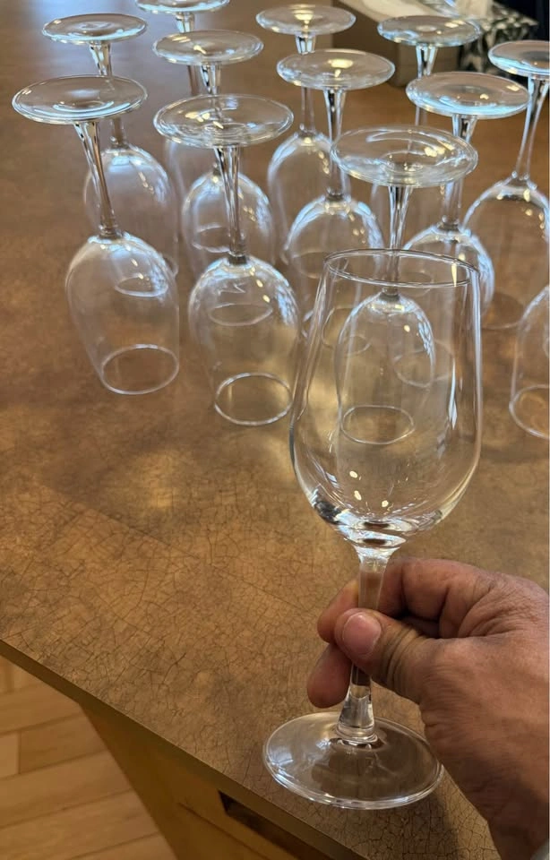 14 wine glasses never used - photo 2