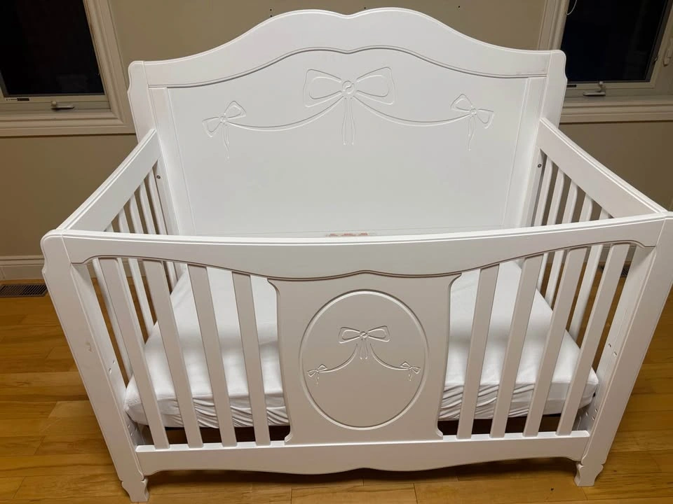 Brand new baby crib WITH MATTRESS, assembled but NEVER used - photo 2