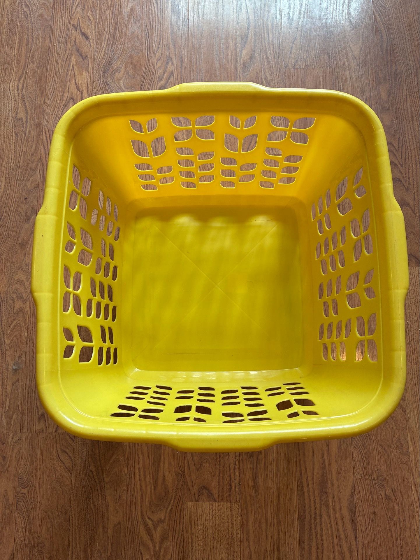 Sturdy Yellow Rubbermaid Laundry Basket - photo 2