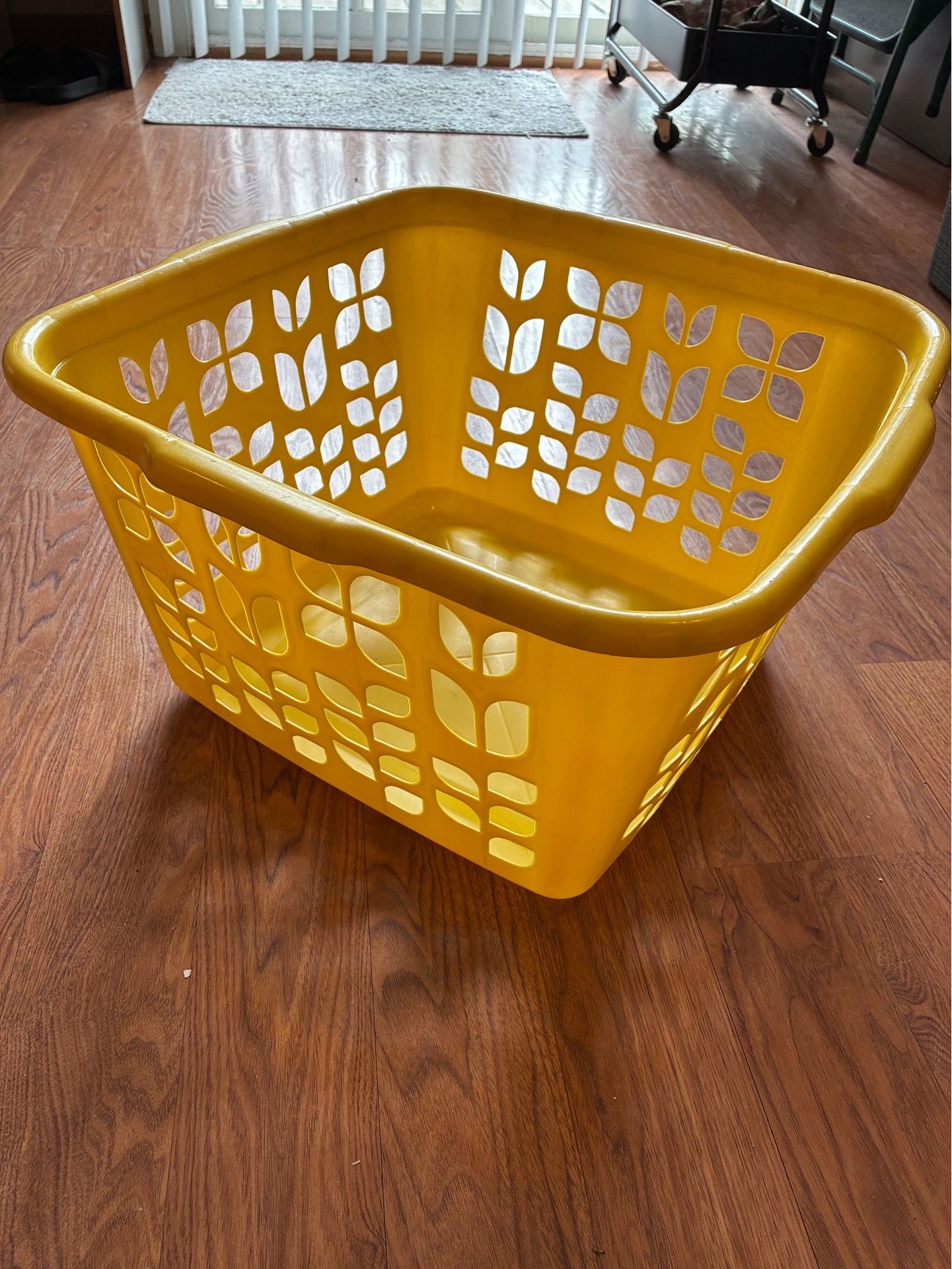 Sturdy Yellow Rubbermaid Laundry Basket - photo 3