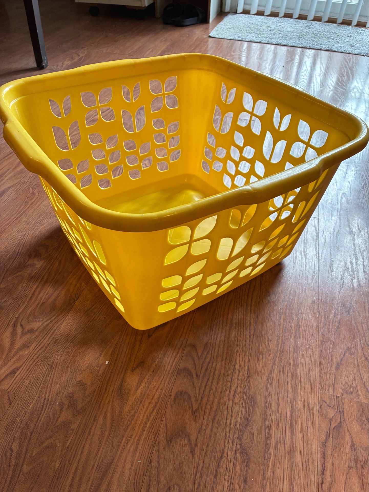 Sturdy Yellow Rubbermaid Laundry Basket - photo 4