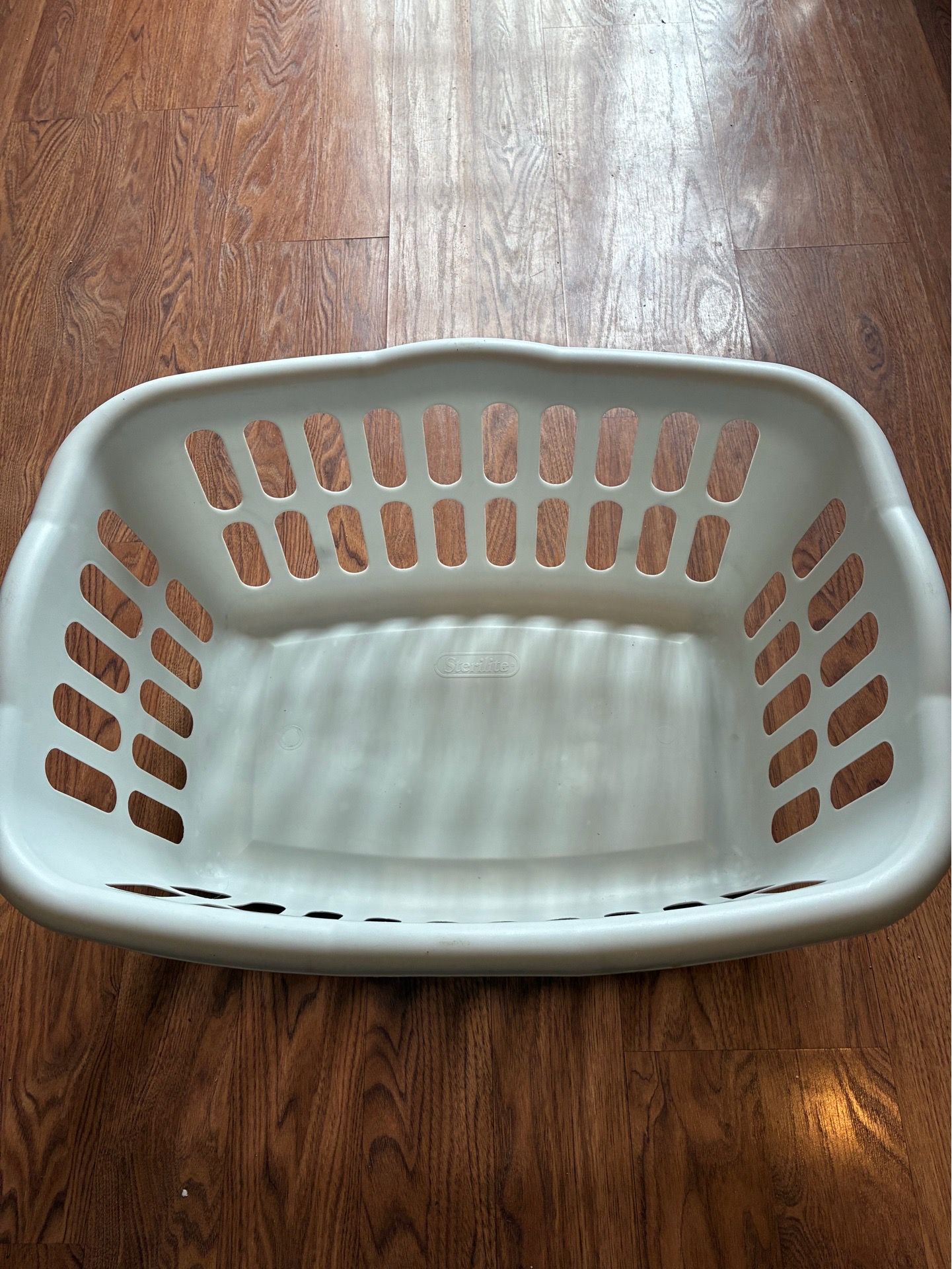 Durable White Sterilite Plastic Laundry Basket - photo 2