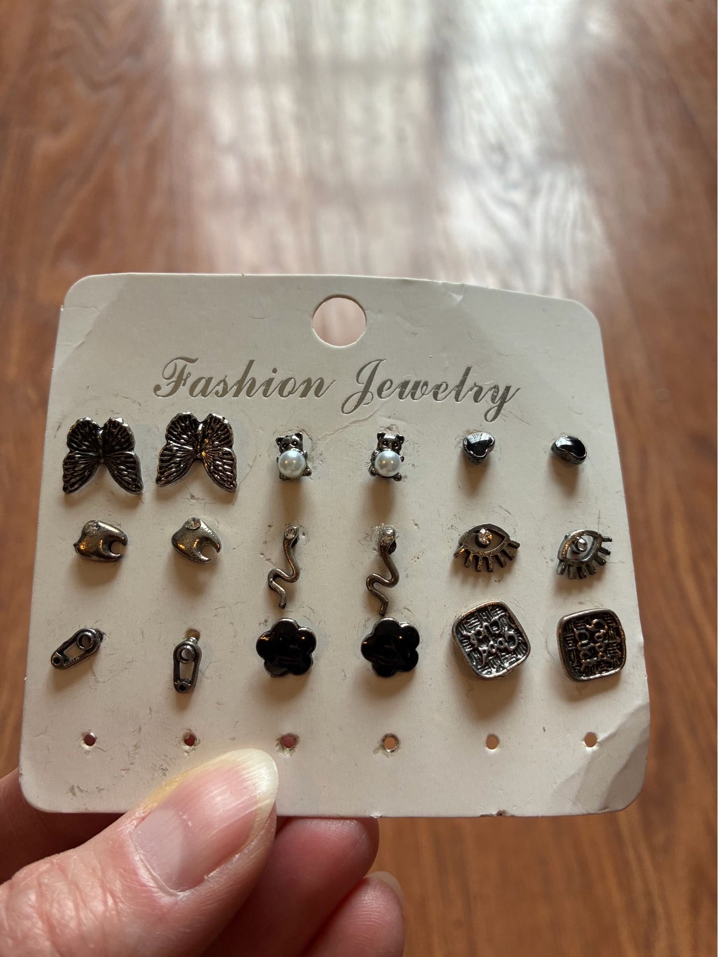 9 Pairs of Pierced Earrings - photo 3