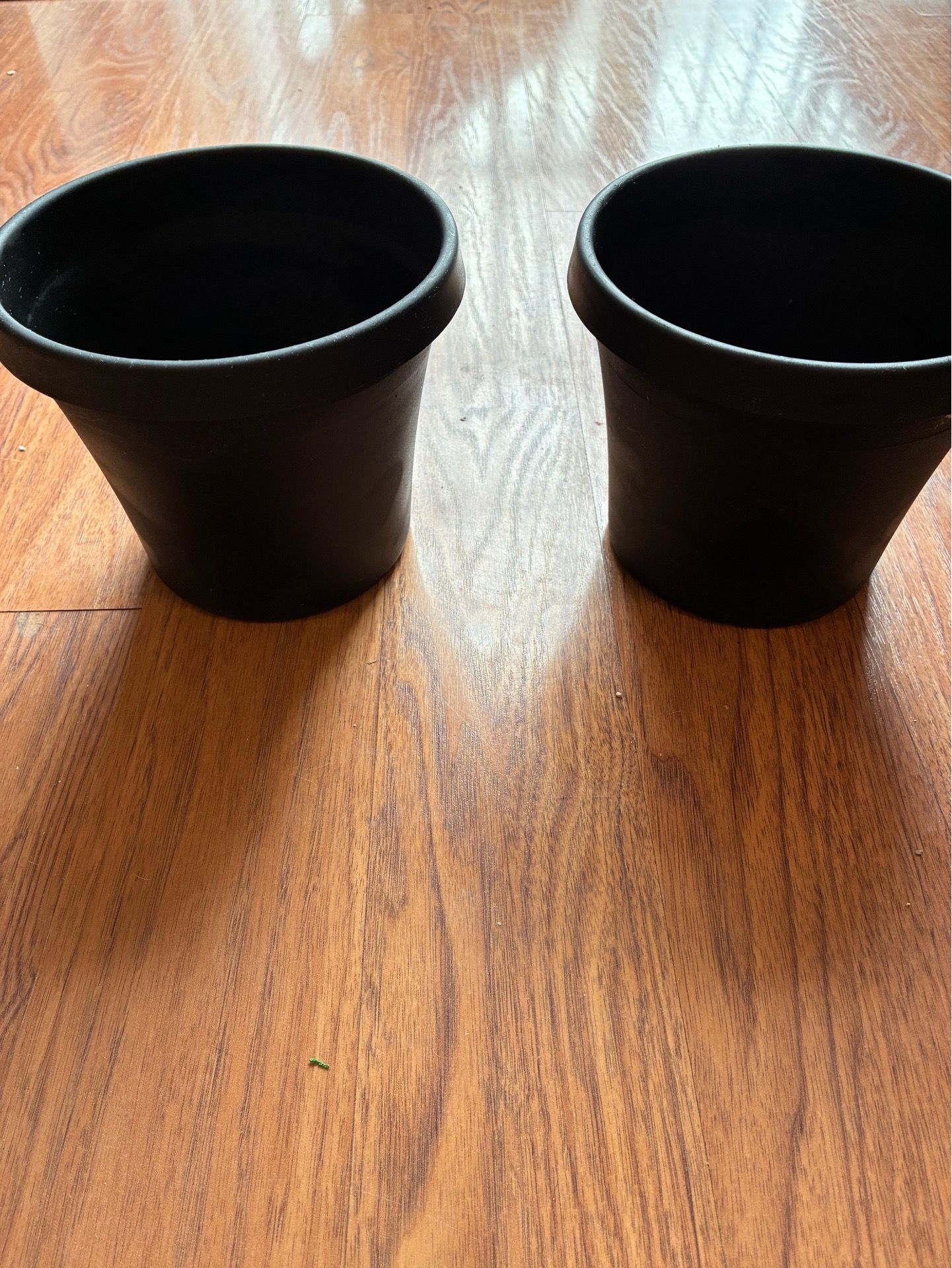 2 Hard Black Resin /Plastic Planter Pots - photo 3