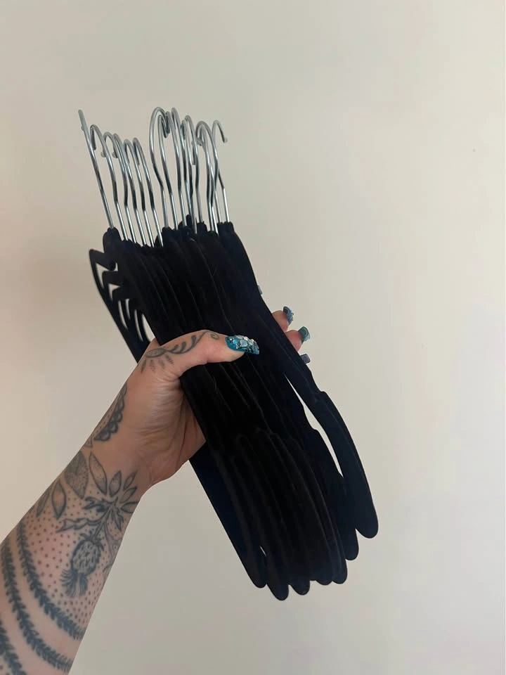 Black velour velvet soft fabric clothes hangers bundle - photo 2