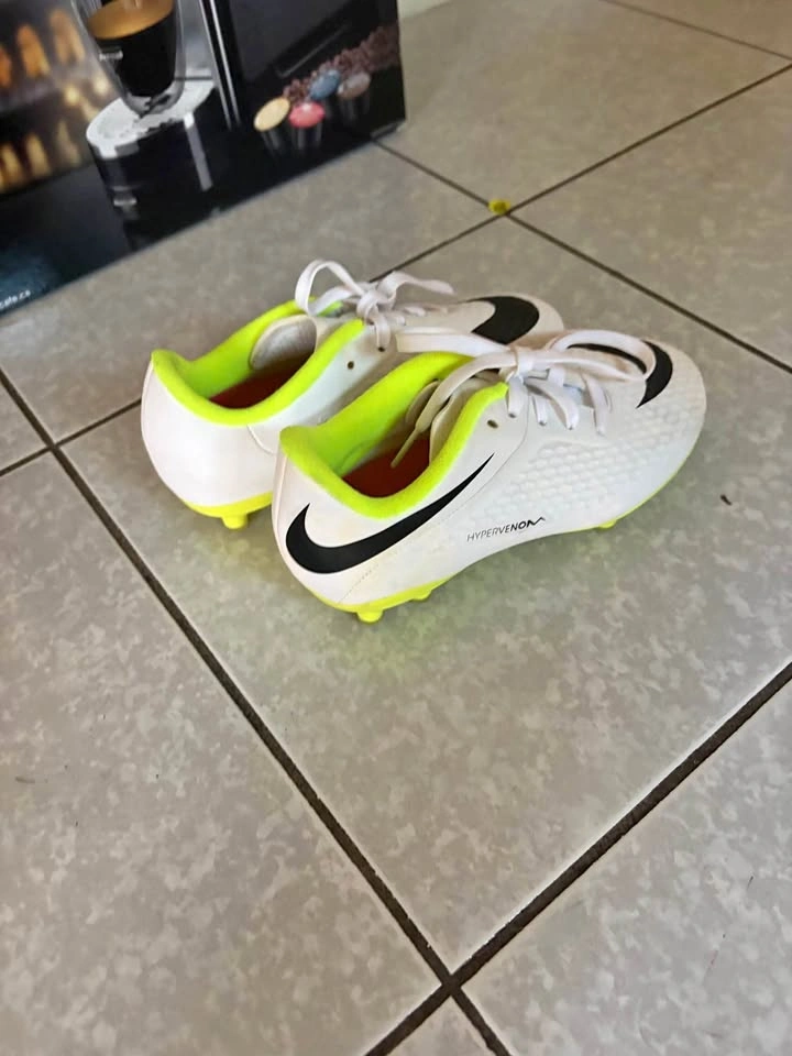 Kids soccer cleats