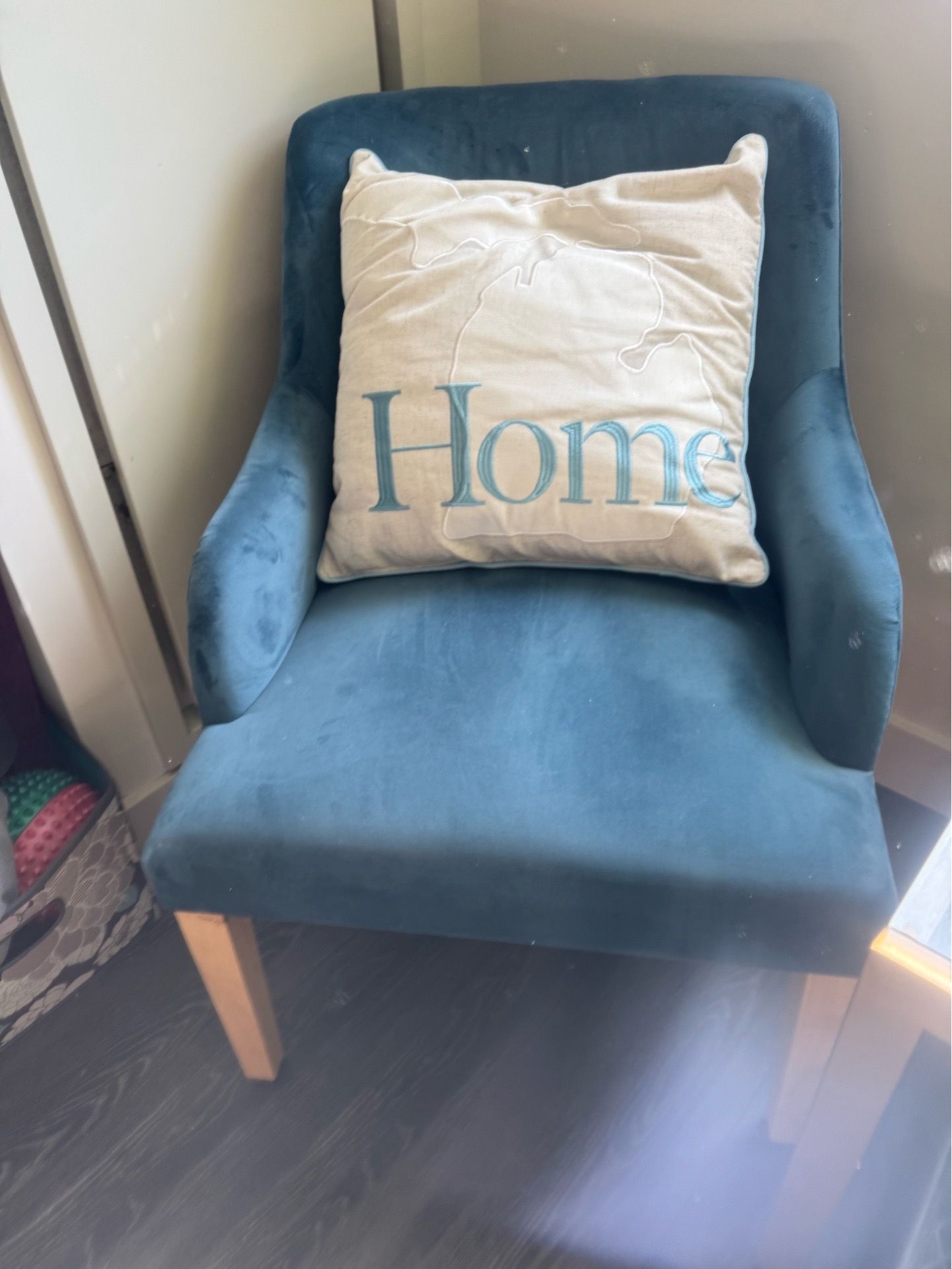 Upholstered accent chair in excellent condition! - photo 2