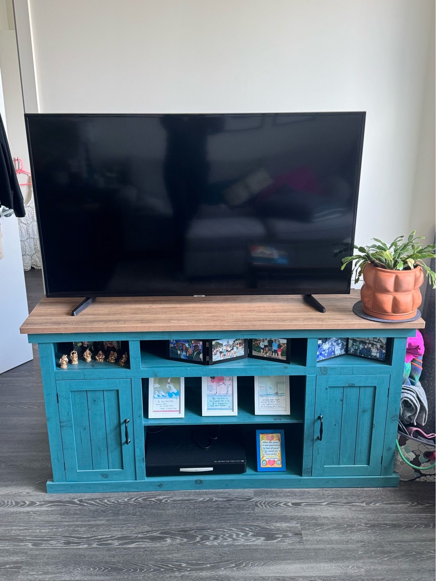 Media console in excellent condition!