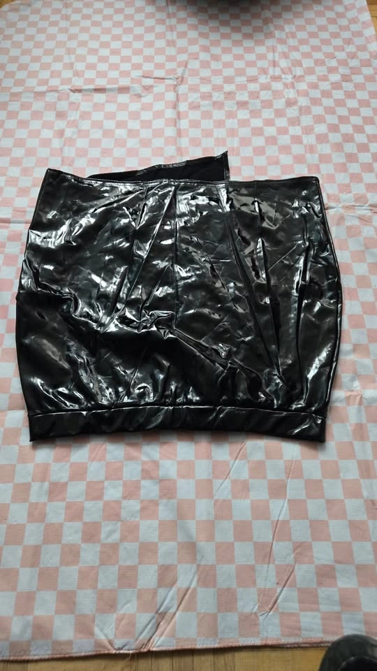 Boohoo pvc black asymetrical mini skirt - photo 2