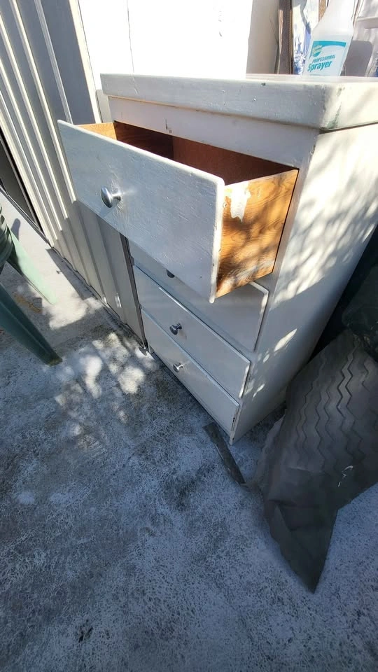 White 4-Drawer Wooden Dresser - photo 4