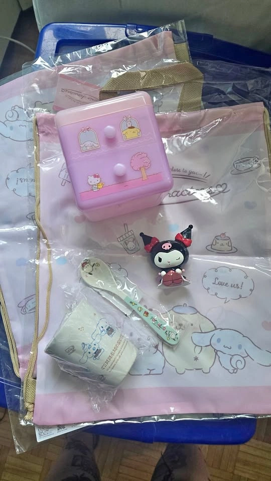 Sanrio lot, hello kitty, cinnamoroll, pompompurin
