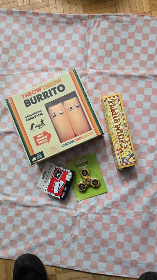 Games bundle: Tiddlywinks, Friends trivia, TMNT spinner, Burrito - photo 3