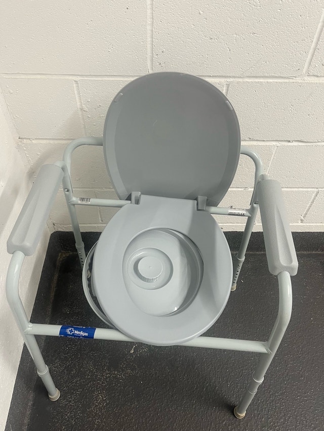 Medigas Commode Chair - photo 3