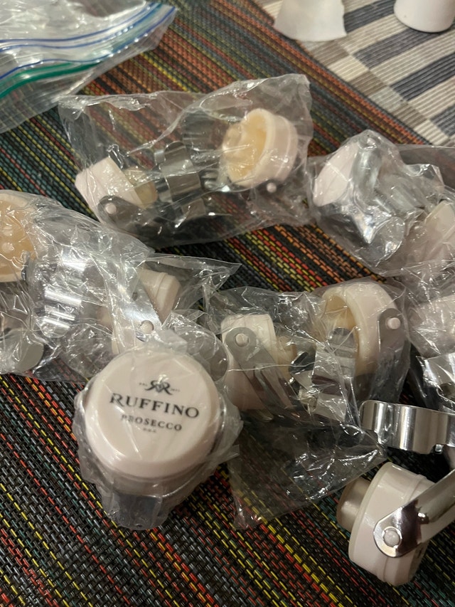 Brand New Premium Beverage Bottle Sealers / Reusable Bottle Stop - photo 4