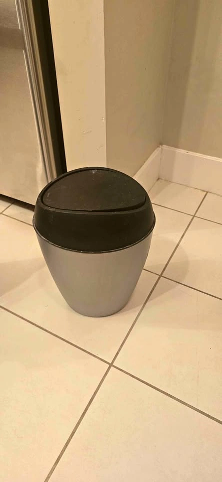 Mistral Grey swing top bin
