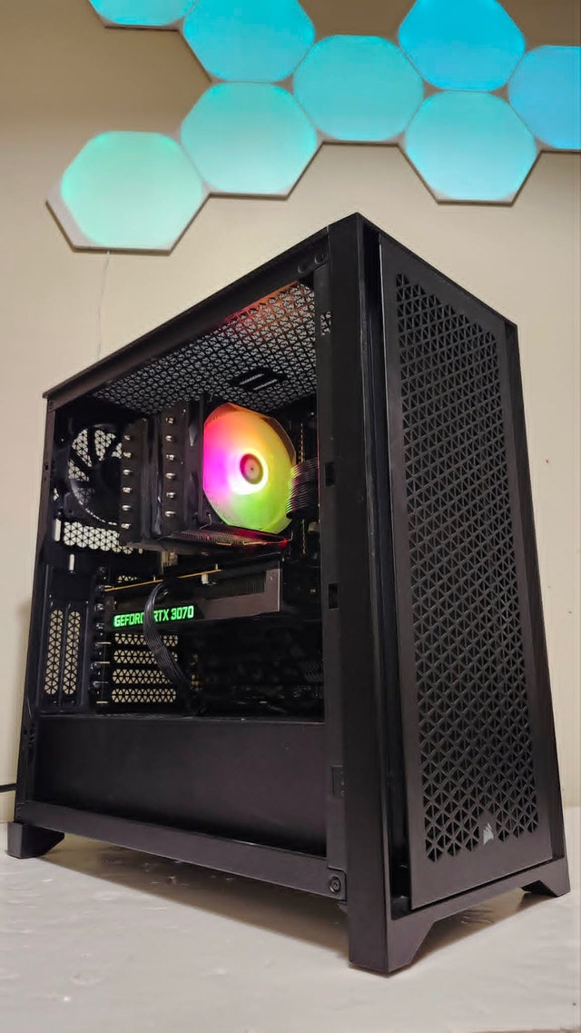 Gaming PC: RTX 3070, Ryzen 5 5600X, 16GB RAM, 1TB SSD