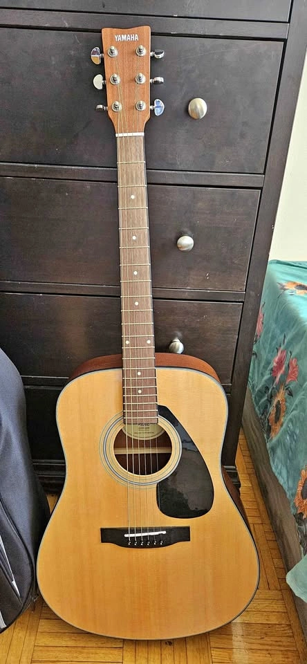Yamaha F325D Acoustic Guitar with Gig Bag, in excellent conditio