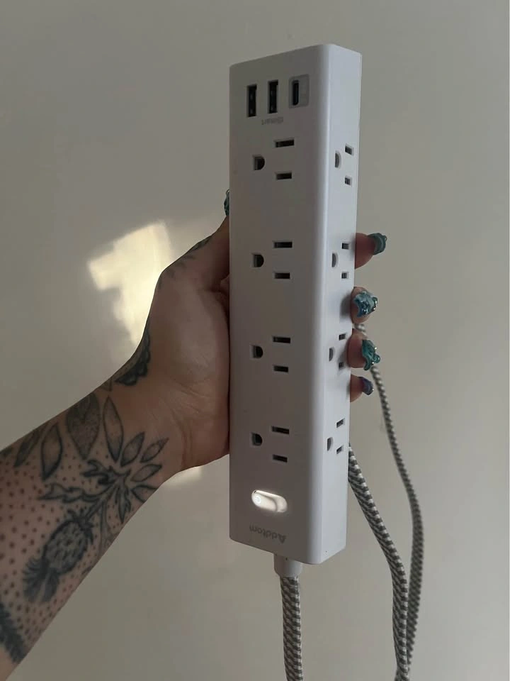 Multiple outlet extension cord with USB and USB-C ports - photo 2