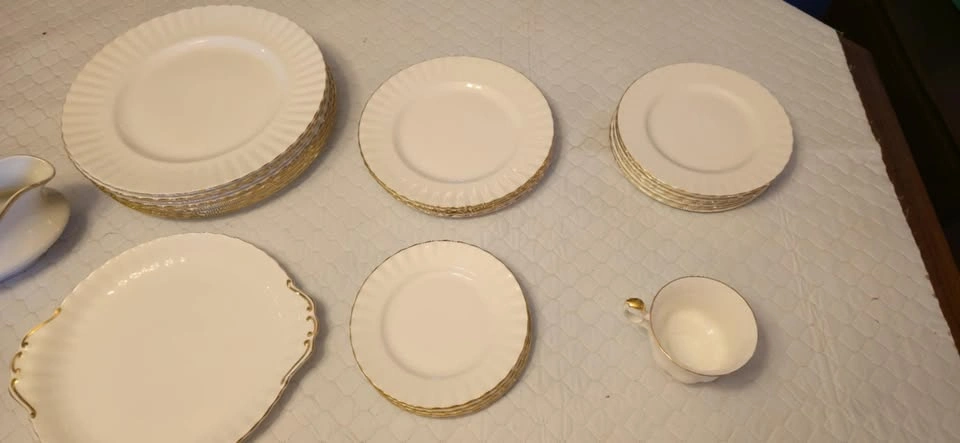 Royal Albert - Val D'Or - Retired Bone China - photo 2