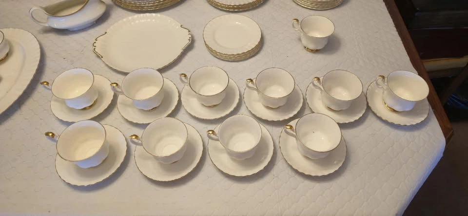 Royal Albert - Val D'Or - Retired Bone China - photo 3