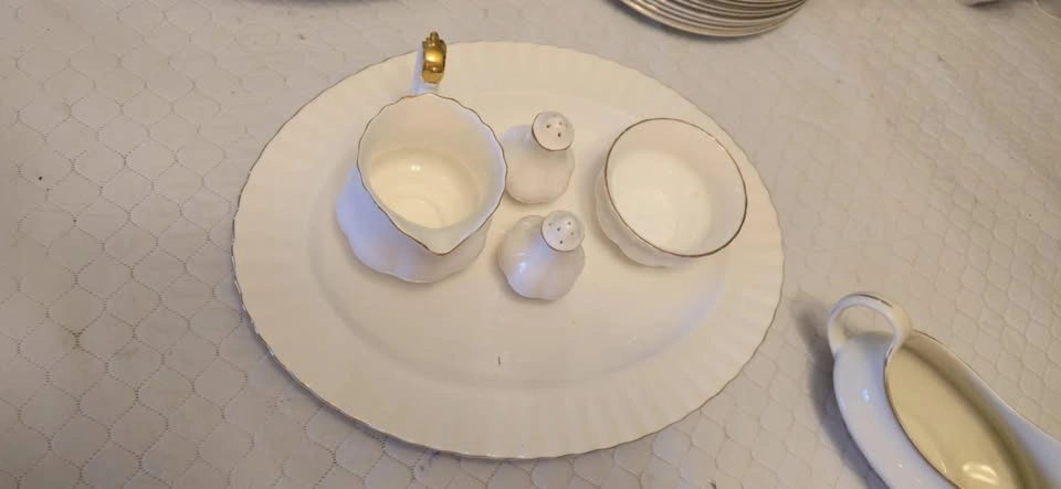Royal Albert - Val D'Or - Retired Bone China - photo 4
