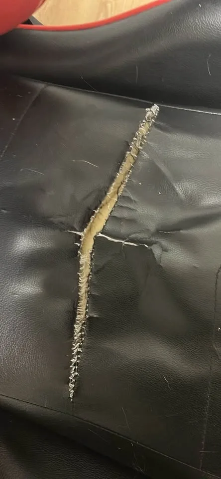 gaming chair very used - photo 2