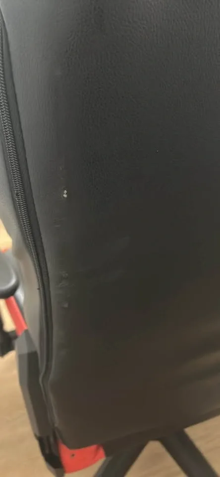 gaming chair very used - photo 4