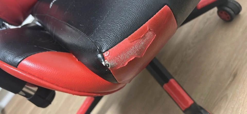 gaming chair very used - photo 5