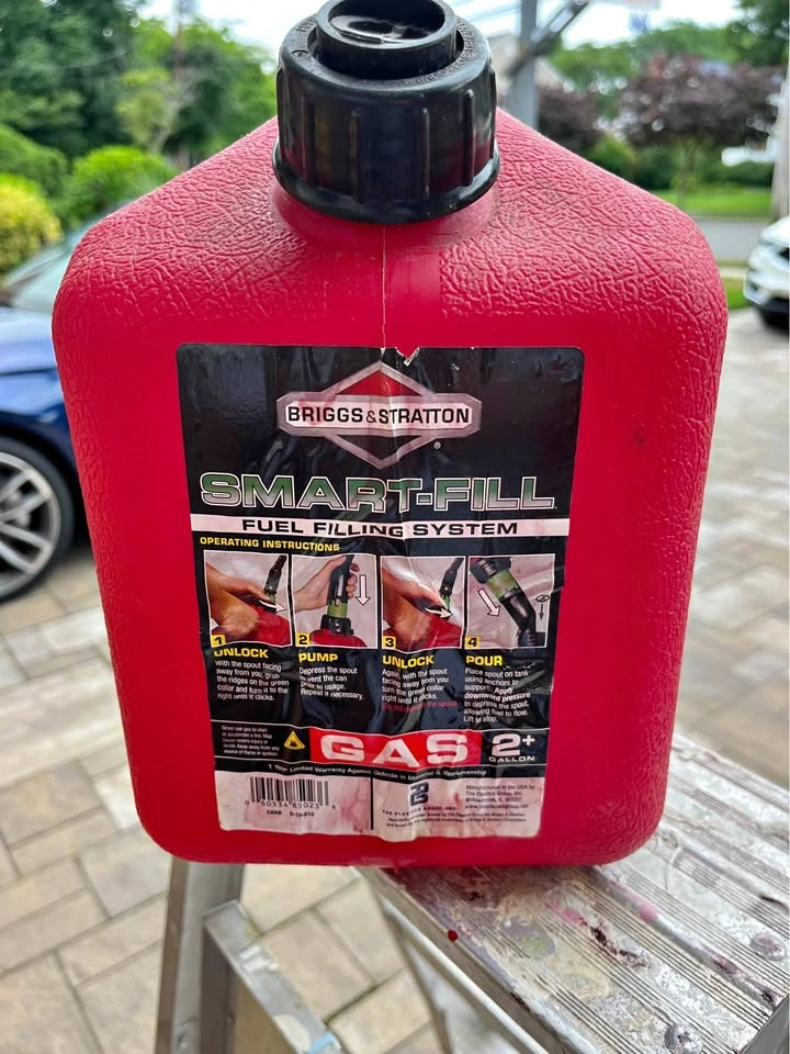 Briggs & Stratton Smart-Fill 2+ Gallon Gas Can