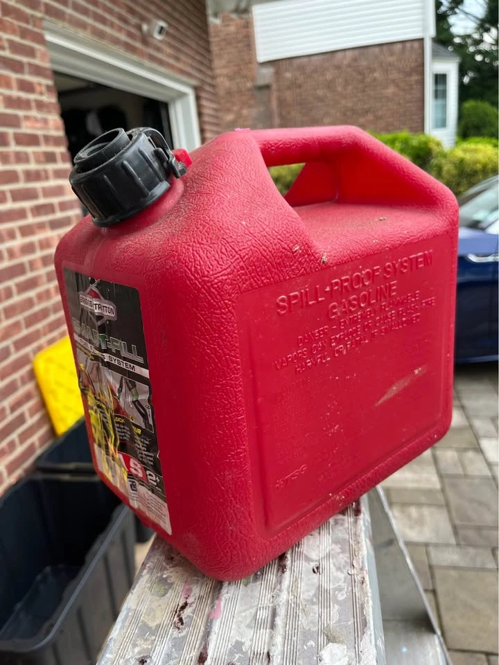 Briggs & Stratton Smart-Fill 2+ Gallon Gas Can - photo 2