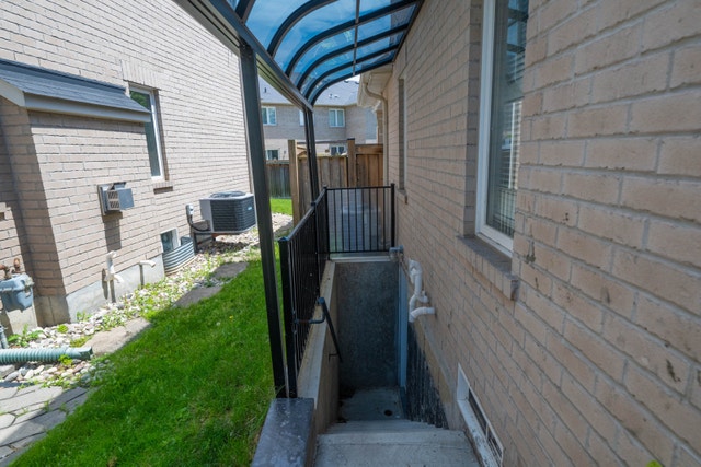 Walk-Out Basement 2 Bed + Den Scarborough - photo 3