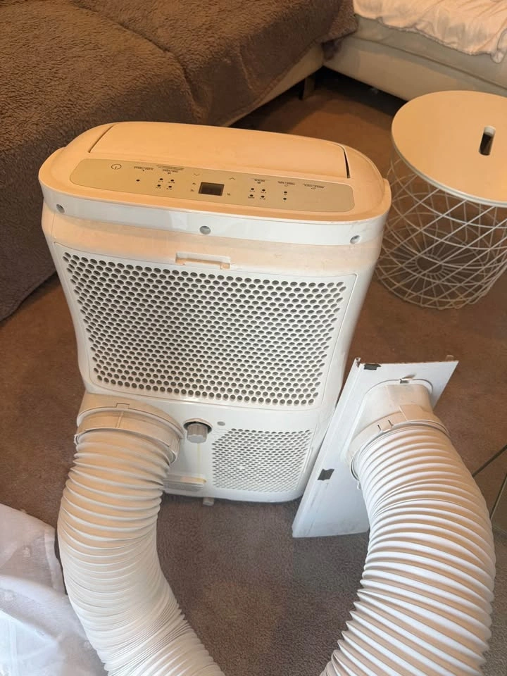 Toshiba Portable Air Conditioner - photo 3