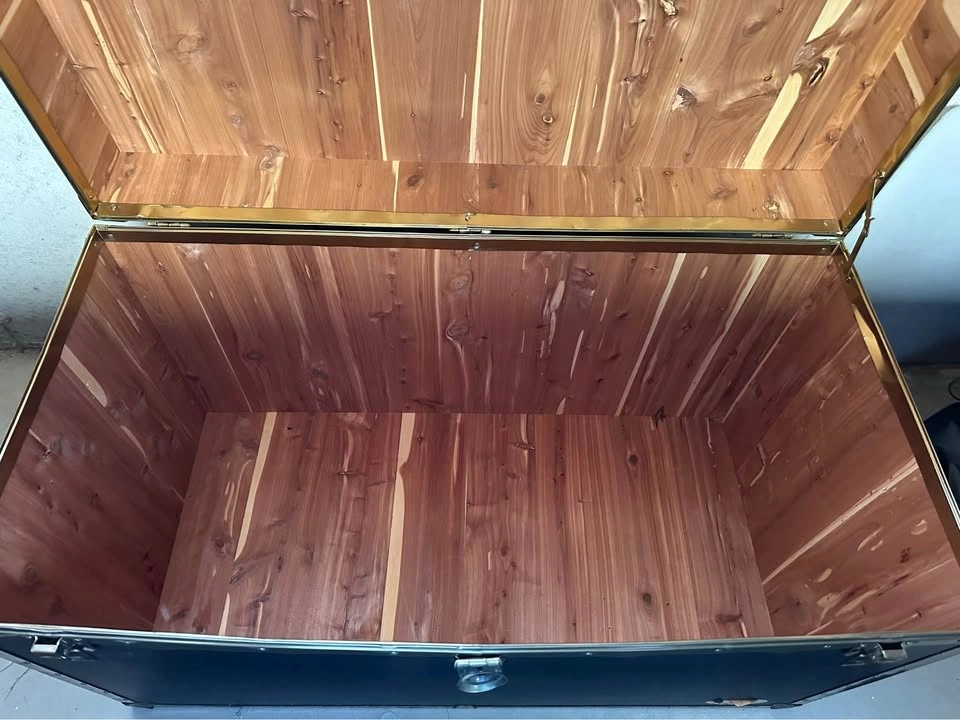 Vintage Everlite Cedar-Lined Storage Trunk / Blanket Chest - photo 4