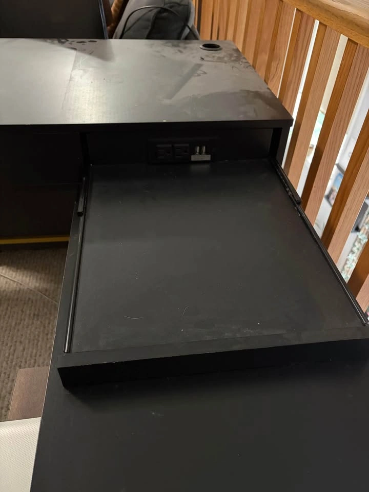 Black and gold L desk - photo 2