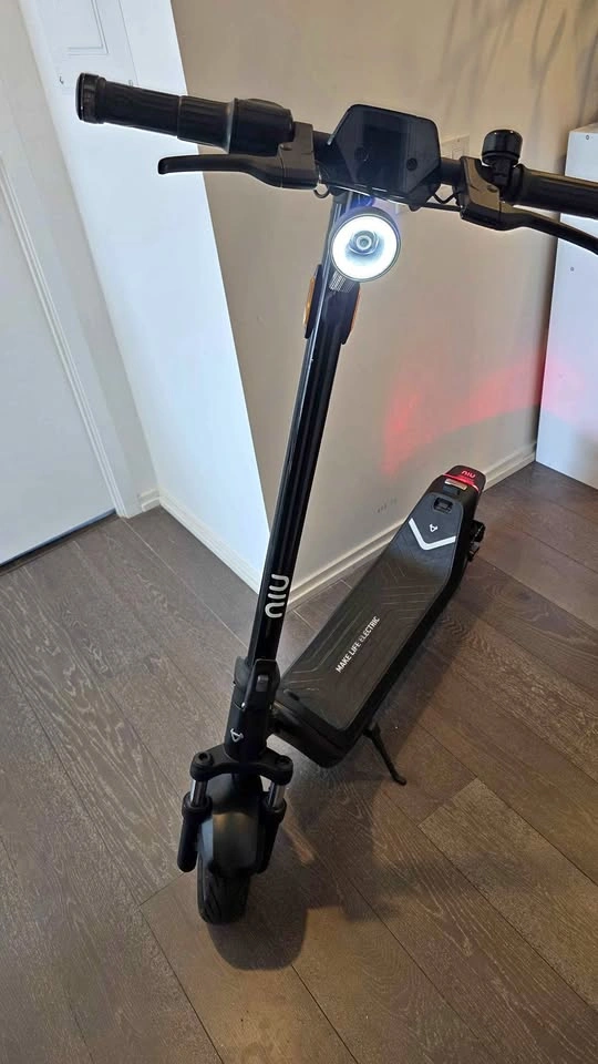 NIU KQi300P Electric Scooter - Mint Condition (Only 330km / 20 C
