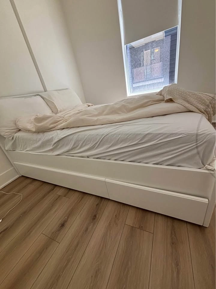 Full/Double white bed frame - photo 2