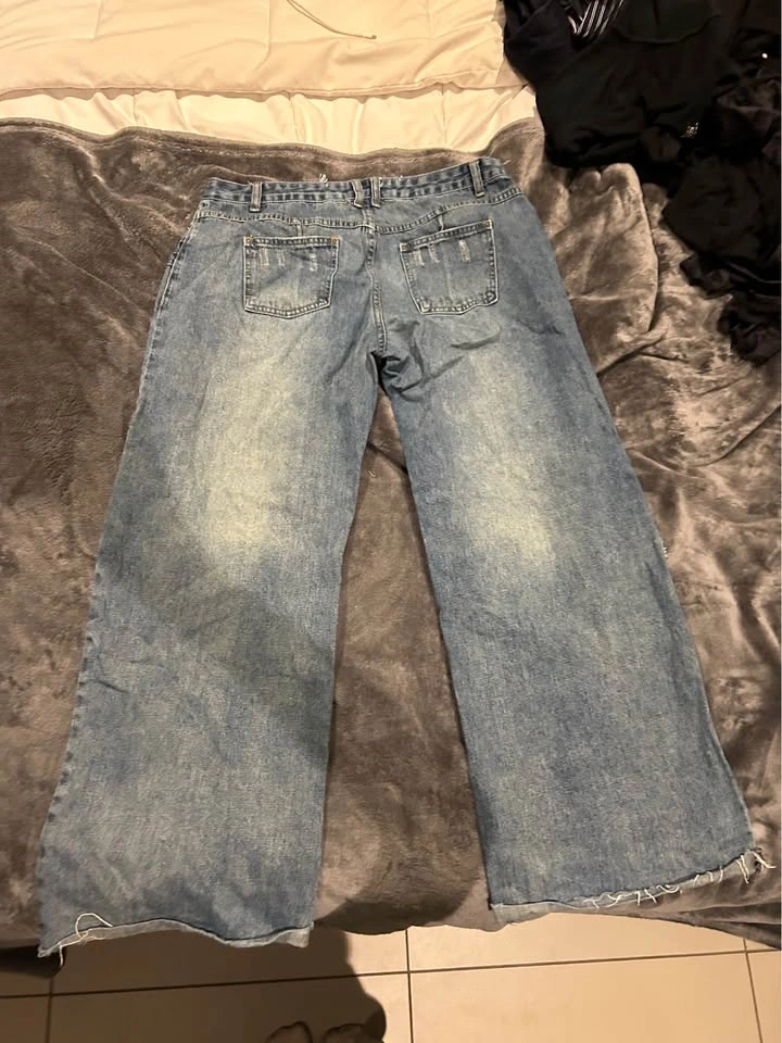 Wide leg light wash jeans - photo 3