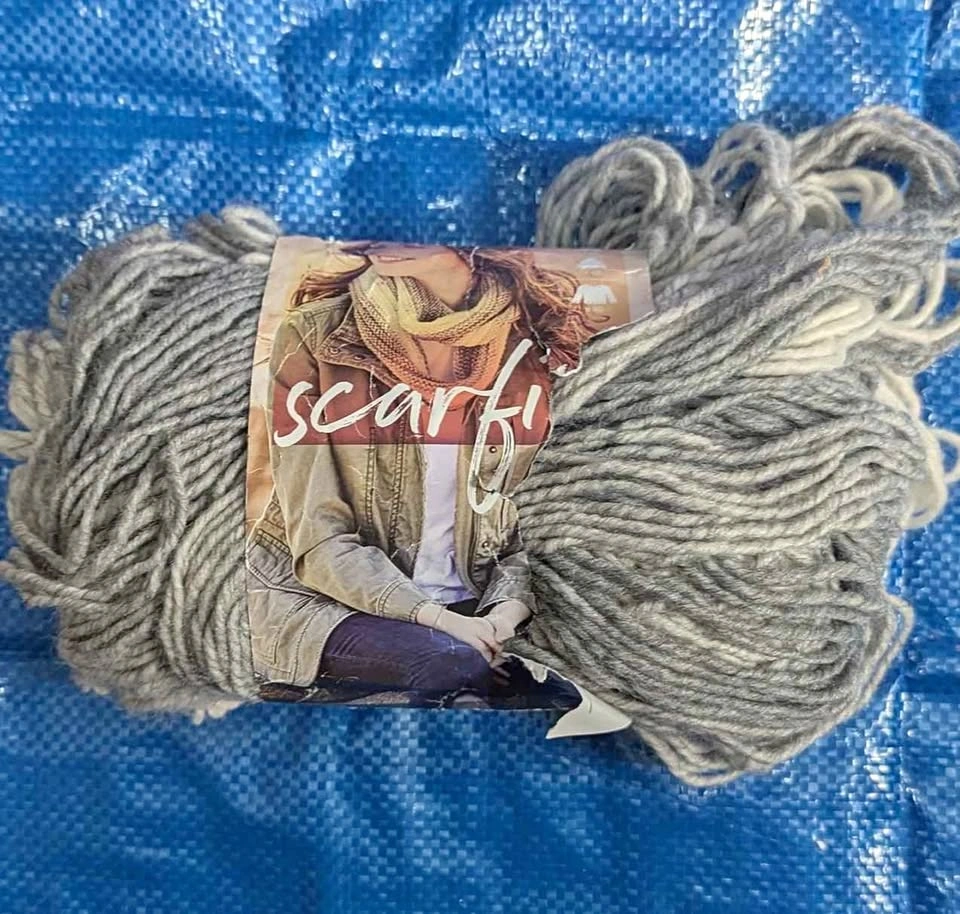 Lion Brand Yarn Scarfie Cream/Silver