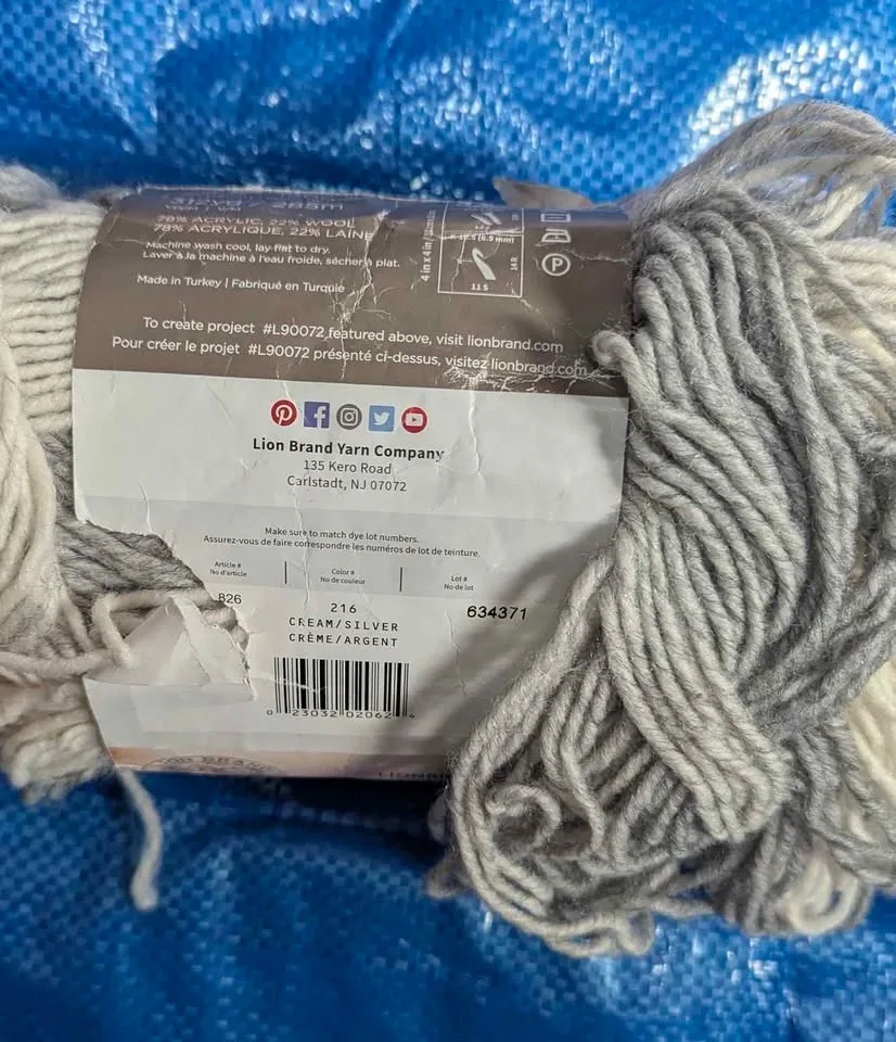 Lion Brand Yarn Scarfie Cream/Silver - photo 3