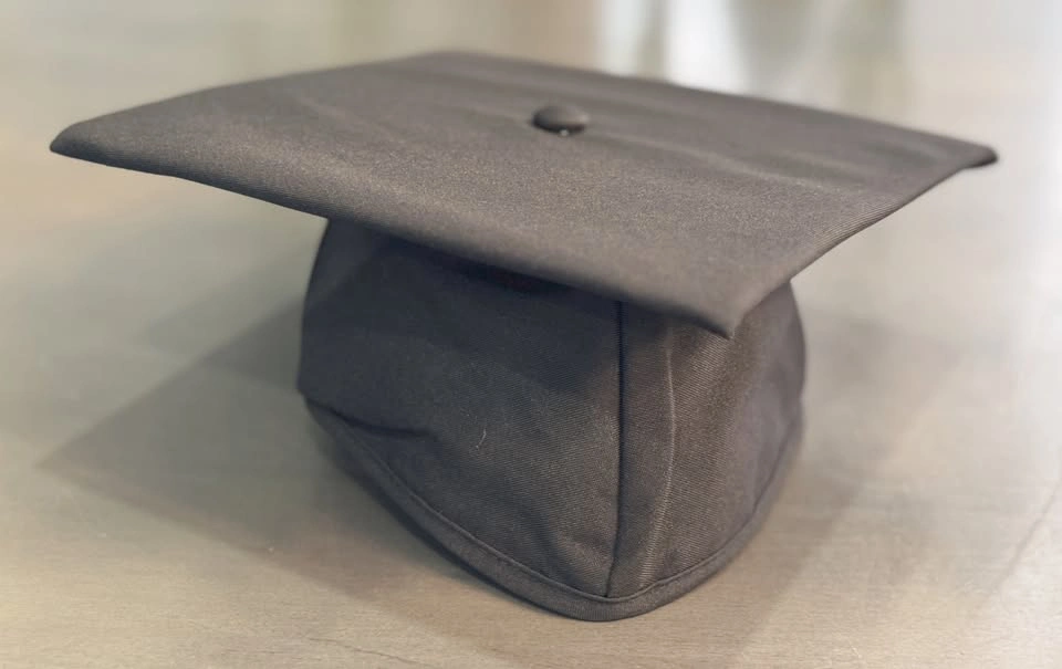 New Graduation Gown & Cap Set (with Tassel) Size 51 - photo 2